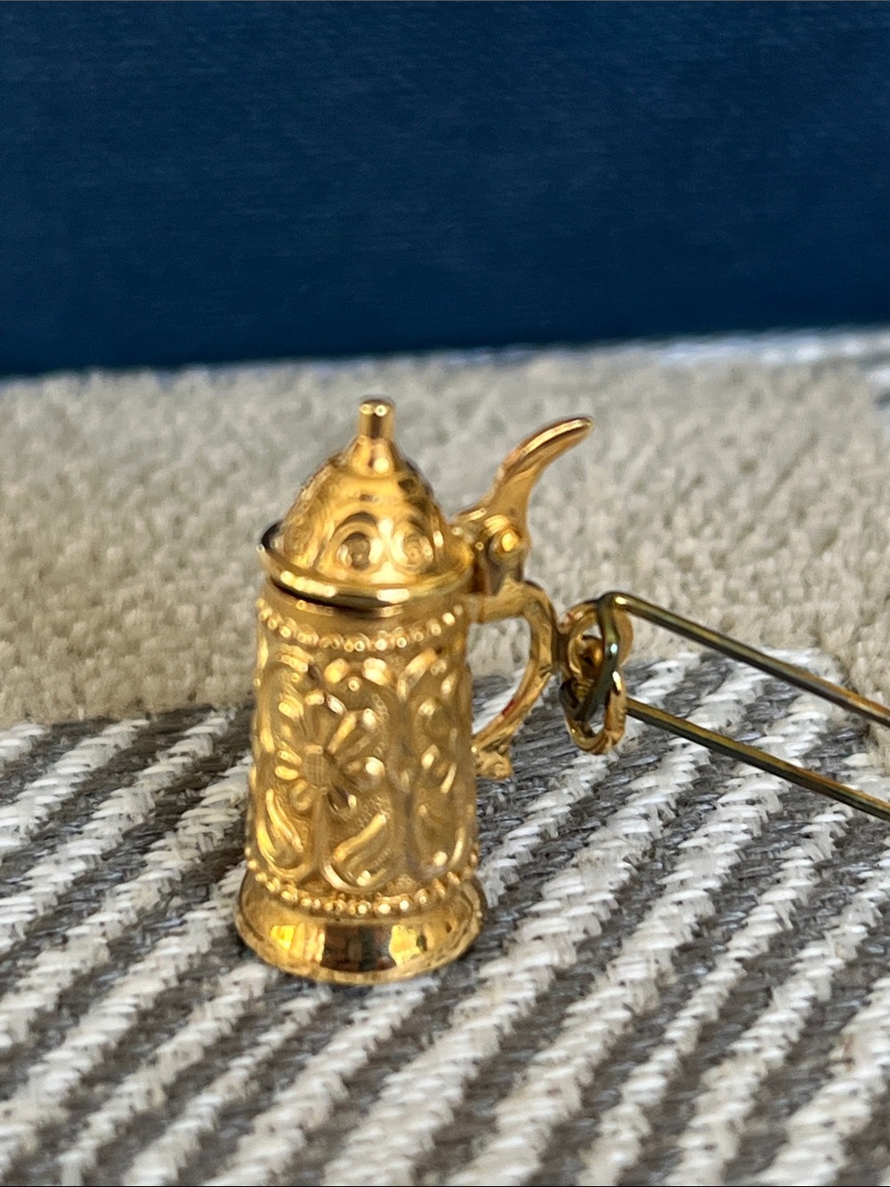 Juwelier Schneider Gold-tone Decorative Stein Charm in Navy Box - Picture 10 of 16